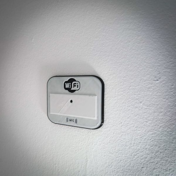 Zidni bez-kontaktni hotspot s NFC čipom, za pohranjivanje naziva, postavki i lozinke WiFi mreže za brzo i jednostavno spajanje. Horizontalna varijanta s prozorom za naljepnicu