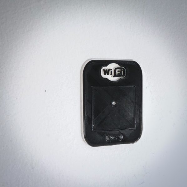 Zidni bez-kontaktni hotspot s NFC čipom, za pohranjivanje naziva, postavki i lozinke WiFi mreže za brzo i jednostavno spajanje. Vertikalna varijanta s prozorom za naljepnicu